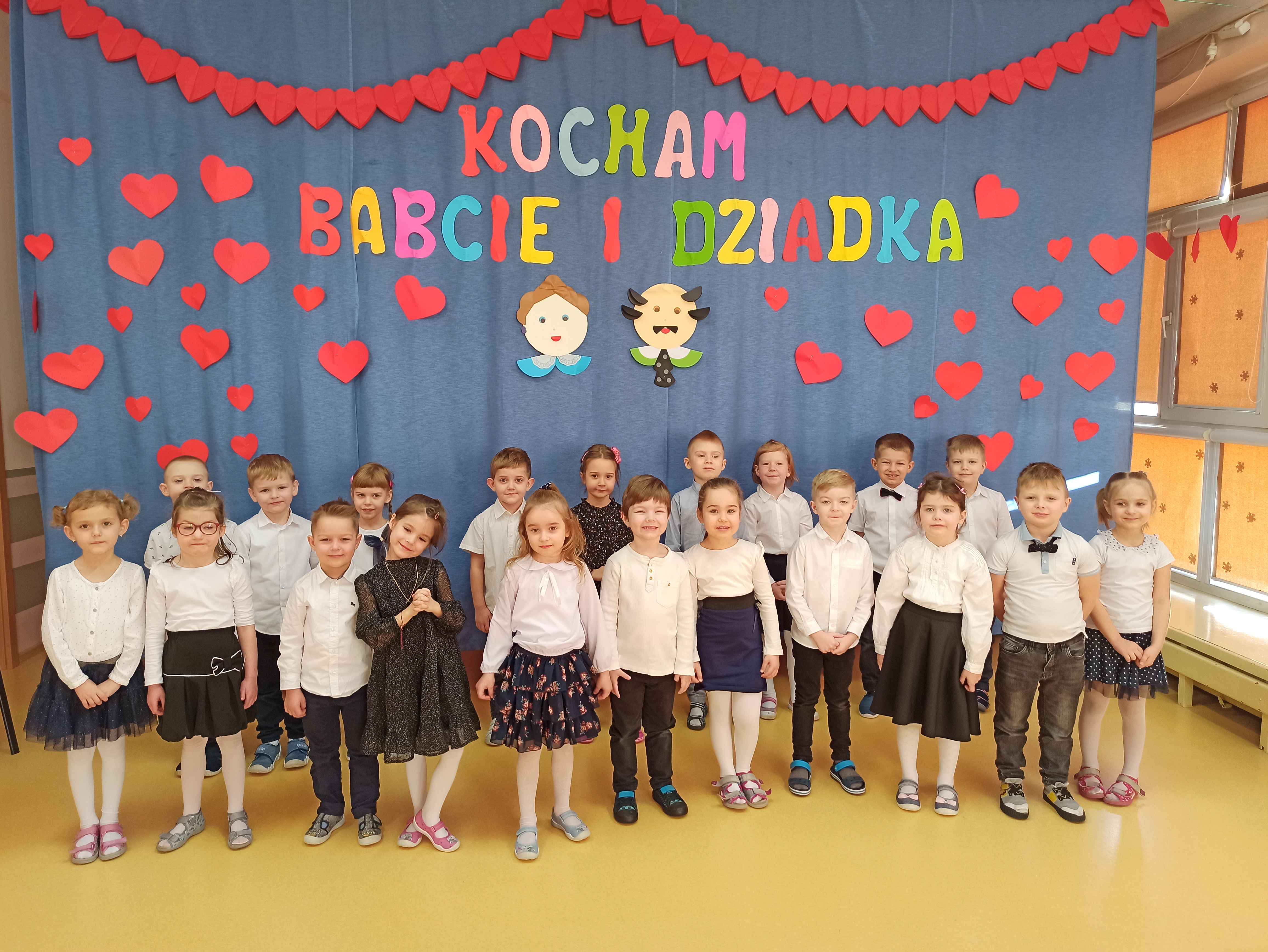 Dzieci stoją na scenie