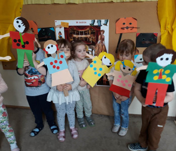 dzieci pokazują pracę z ludzikiem