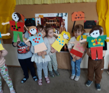 dzieci podnoszą pracę z ludzikiem