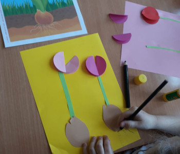 Dziecko robi pracę z kwiatkiem