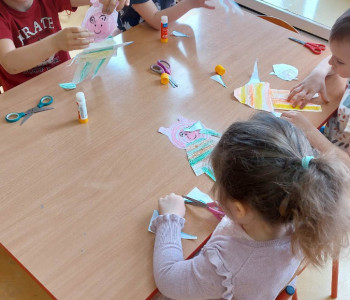 dziecy wycinają rysunki do zabawy z teatrem
