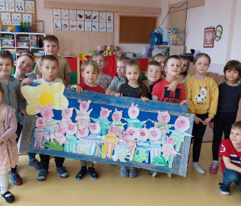 prezentacja z dzieci w tle rysunków do zabawy z teatrem