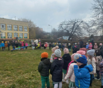 dzieci są na dworze