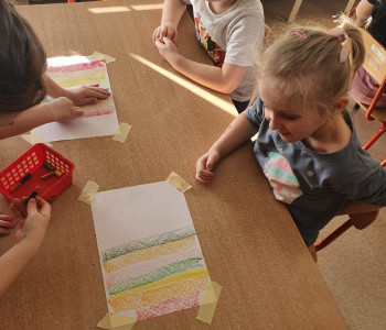 3 dzieci rysuje dinozaury
