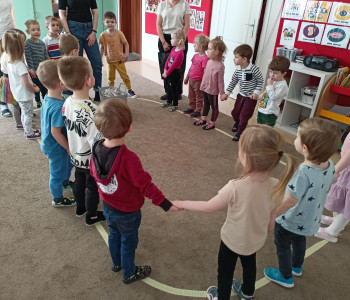 dzieci trzymają się za ręce tworząc okrąg