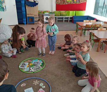 dzieci bawią się na podłodze z kołami