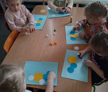 dzieci tworzą prace wiosenne 2