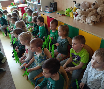 dzieci witają wiosne w grupie 2