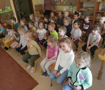 dzieci siedzą