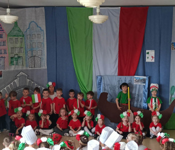 dzieci siedza na sali