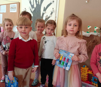 7 dzieci trzymają pracę nad zień kobiet