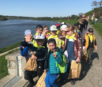 Zdjęcie grupowe nad rzeką