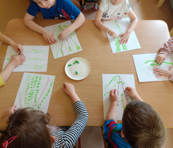 Dzieci podczas tworzenia prac plastycznych