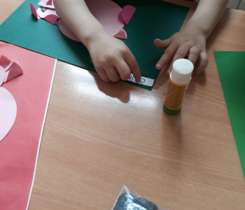Dzieci wykonują prace plastyczne - świnka 3