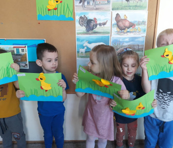 Zdjęcie grupowe dzieci z pracami - kurczaczek 1
