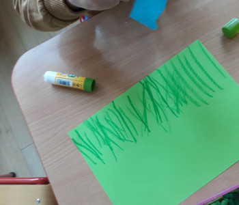 Dzieci podczas wykonywania pracy plastycznej