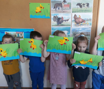 Zdjęcie grupowe dzieci z pracami - kurczaczek 2