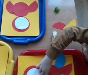 Dzieci wykonują pracę plastyczną - papuga 2