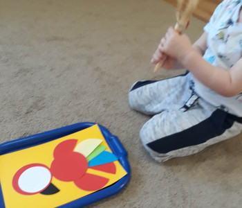 Dzieci wykonują pracę plastyczną - papuga 7