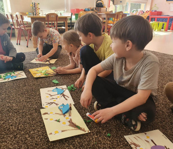 grupa dzieci ze swoimi pracami