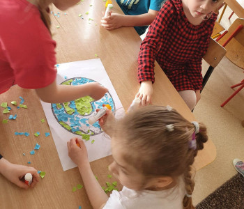 Dzieci rysują kulę ziemską 