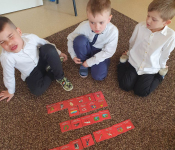 Dzieci układają układankę 2