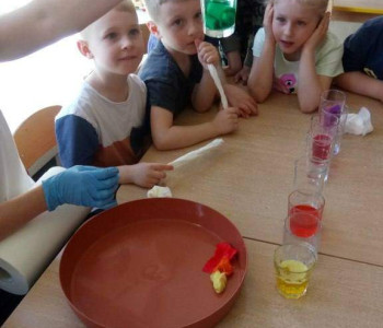 Dzieci wykonują eksperyment