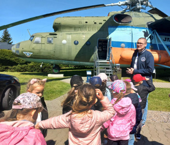 Grupa dzieci przy helikopterze wojskowym