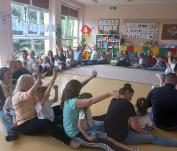 Dzieci z rodzicami podczas zabawy w kole