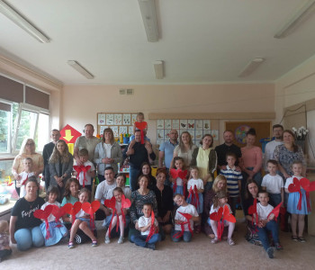 Zdjęcie grupowe rodzicow z dziećmi